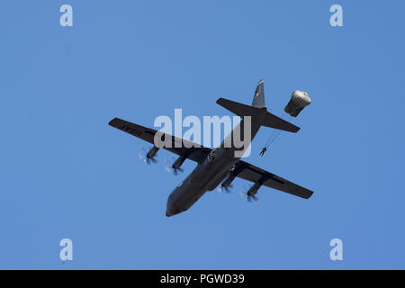 Romanian Air force paracadutisti saltare fuori di un U.S. Air Force C-130J Super Hercules aeromobile assegnati per la trentasettesima Airlift Squadron, Ramstein Air Base, Germania, oltre Boboc Air Base, Romania, Agosto 23, 2018. Il airdrops erano parte di esercizio Carpazi estate 2018, un accordo bilaterale in materia di esercizio progettata per ottimizzare l'interoperabilità e la disponibilità di forze per condurre operazioni aeree combinate con il rumeno Air Force. (U.S. Air Force foto di Senior Airman Devin Boyer) Foto Stock