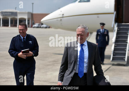 Il Segretario della Difesa James Mattis arriva all'indirizzo Guardia Nazionale leader presso la Guardia Nazionale Associazione di Stati Uniti centoquarantesimo Conferenza Generale, New Orleans, Louisiana, 24 agosto 2018. Air Force gen. Giuseppe Lengyel, chief, Guardia Nazionale Ufficio di presidenza, è dietro il segretario. (U.S. Esercito nazionale Guard foto di Sgt. 1. Classe Jim Greenhill) Foto Stock