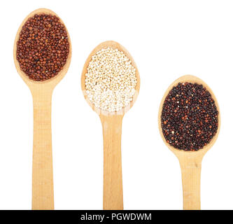 Nero rosso bianco semi di quinoa in cucchiaio di legno isolato su sfondo bianco. Vista superiore Foto Stock