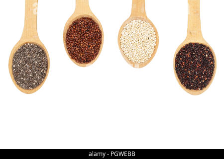 Nero Bianco Rosso di quinoa e chia semi in cucchiaio di legno isolato su sfondo bianco con copia spazio per il testo Foto Stock