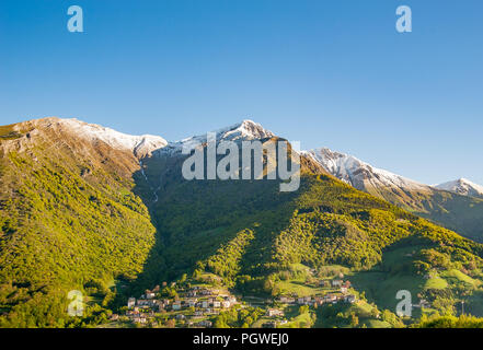 Montagna tra le nuvole Foto Stock