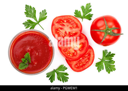 Il succo di pomodoro in vetro e pomodori con foglie di prezzemolo isolati su sfondo bianco. Vista dall'alto. Lay piatto