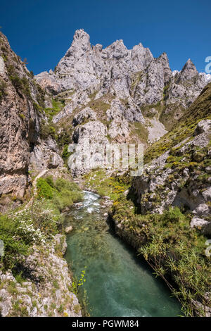 La Ruta del Cares trail nel Parco Nazionale di Picos de Europa, Rio Cares River, Caín de Valdeón, León, Spagna Foto Stock