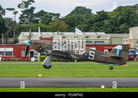 RAF BBMF Hawker Hurricane fighter aeromobili in fase di decollo da Dunsfold Aerodrome, Regno Unito durante le ali e le ruote su Airshow il 25 agosto 2018. Foto Stock