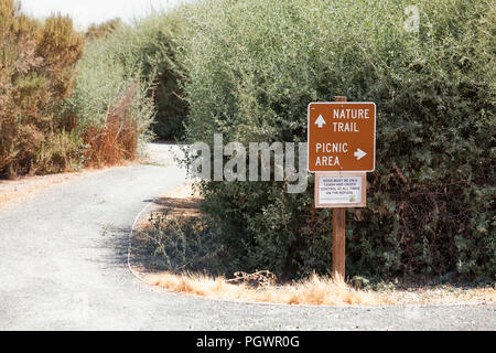 Sentiero Natura e area picnic segno - San Joaquin River National Wildlife Refuge, California USA Foto Stock
