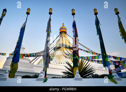 Bodnath stupa buddisti con la preghiera le bandiere di Kathmandu Foto Stock