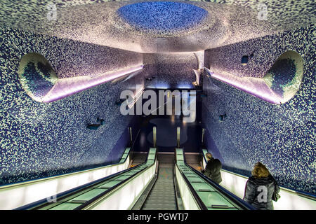 Napoli - Dicembre 31, 2013: Visita al Toledo la stazione della metropolitana di Napoli. Questa stazione è stata considerata come la più bella stazione in Europa. Foto Stock