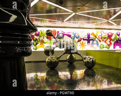 Napoli, 5 maggio: Stazione dell'Università di Napoli metro linea 1. Ci sono le sculture in particolare progettati da Rashid, la più suggestiva di questi è Foto Stock