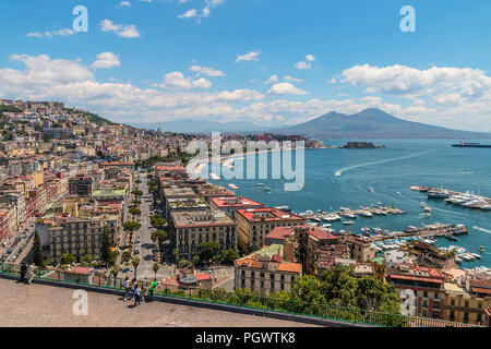 Vista panoramica del golfo di Napoli e il Vesuvio sullo sfondo Foto Stock