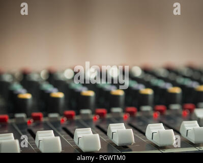 console del mixer audio con sfondo sfocato Foto stock - Alamy