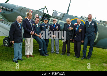 I piloti Tadeusz Andersz, Jankiewicz mariana, Ian Smith, Franciszek Tomczak, Stefan Ryll, Mieczyslaw Sawicki, Adam Ostrowski, Russ Allchorne RAF Spitfire Foto Stock