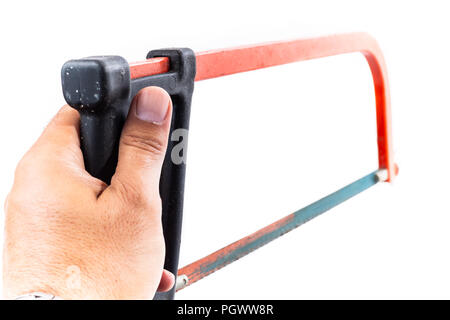 Uomo che serve in una mano il rosso ruggine hacksaw su sfondo bianco in studio Foto Stock