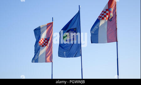 Il croato bandiere nazionali e la bandiera di Zagabria al vento di fronte a un cielo blu chiaro Foto Stock