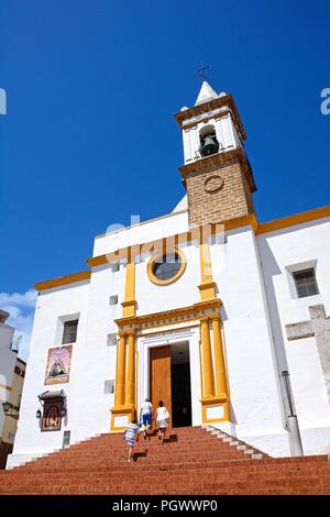 Tre persone che camminano per le scale fino al las Angustias chiesa parrocchiale (Parroquia de Nuestra Señora de las Angustias) nel centro della città, a Ayamonte, Huel Foto Stock