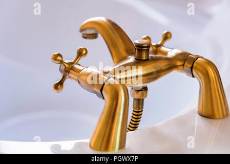 Moderno ottone o bronzo tocca per bagno Foto Stock