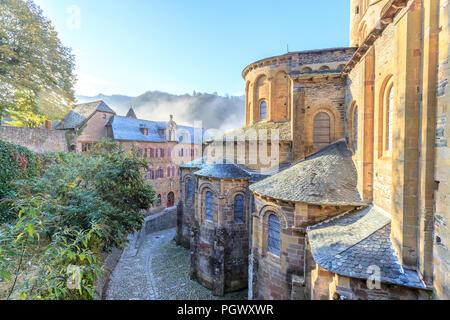 Francia, Aveyron, Conques, etichettati Les Plus Beaux Villages de France (i più bei villaggi di Francia), fermata su El Camino de Santiago, vicolo Foto Stock