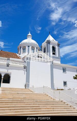 Vista di Sao Tiago chiesa parrocchiale noto anche come Castro Marim Chiesa Madre, Castro Marim, Algarve, Portogallo, dell'Europa. Foto Stock