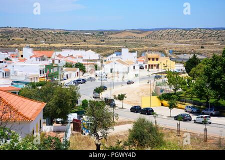 Vista in elevazione sopra i tetti della città con vista verso gli uliveti delle colline e generatori di vento verso la parte posteriore, Castro Marim, Algarve, PORTOGALLO Foto Stock