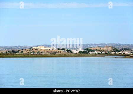 Vista sul Fiume Guadiana verso la città bianca e il suo forte e castello, Castro Marim, Algarve, Portogallo, dell'Europa. Foto Stock