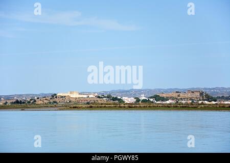 Vista sul Fiume Guadiana verso la città bianca e il suo forte e castello, Castro Marim, Algarve, Portogallo, dell'Europa. Foto Stock