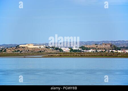 Vista sul Fiume Guadiana verso la città bianca e il suo forte e castello, Castro Marim, Algarve, Portogallo, dell'Europa. Foto Stock