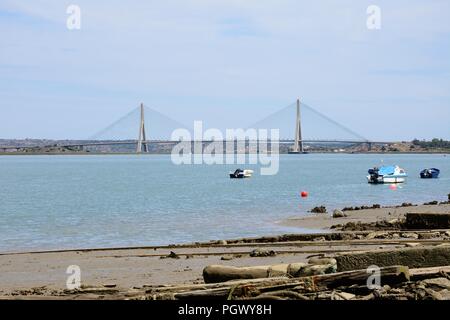 Vista del ponte che conduce da Casto Marin in Portogallo Ponte Internacional do Guadiana in Spagna con travi in legno sulla riva del fiume in primo piano, Aya Foto Stock