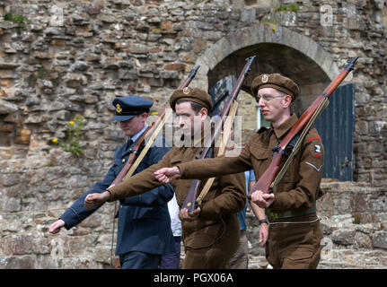 Rievocazione soldati del Battaglione Hallamshire (York e Lancaster reggimento) Marching durante Barnard Castle 1940's weekend di Teesdale, County Dur Foto Stock