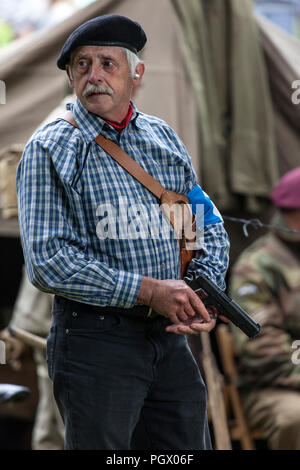 Re-Enactor vestito come un combattente della resistenza durante il Barnard Castle 1940's weekend di Teesdale, County Durham, Regno Unito Foto Stock