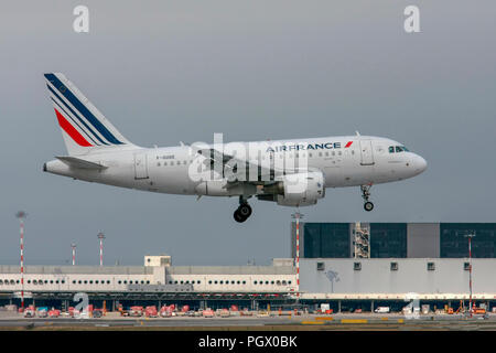 Airfrance Airbus A318 jet del passeggero al decollo fotografato all aeroporto di Malpensa, Milano, Italia Foto Stock