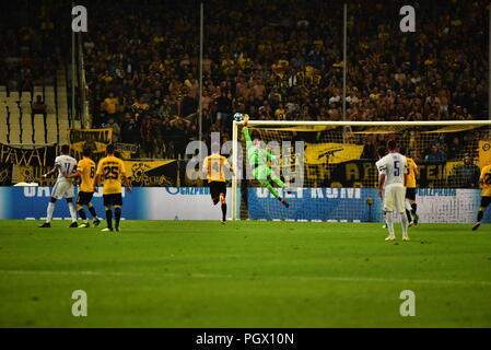 Atene, Grecia. 28 Agosto, 2018. Salvataggio del portiere della AEK, Vassilis Barkas (n. 1), durante la partita. Credito: Dimitrios Karvountzis/Pacific Press/Alamy Live News Foto Stock