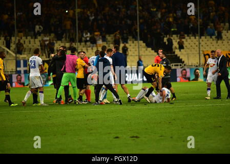 Atene, Grecia. 28 Agosto, 2018. ?Ncident tra giocatori di entrambe le squadre dopo la fine della partita. Credito: Dimitrios Karvountzis/Pacific Press/Alamy Live News Foto Stock