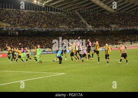 Atene, Grecia. 28 Agosto, 2018. Celebrazioni di giocatori di AEK dopo la vincita e la qualificazione in Champions League. Credito: Dimitrios Karvountzis/Pacific Press/Alamy Live News Foto Stock