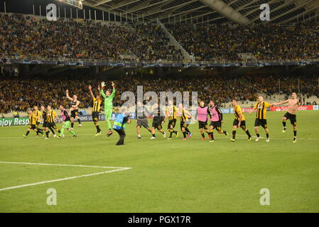 Atene, Grecia. 28 Agosto, 2018. Celebrazioni di giocatori di AEK dopo la vincita e la qualificazione in Champions League. Credito: Dimitrios Karvountzis/Pacific Press/Alamy Live News Foto Stock