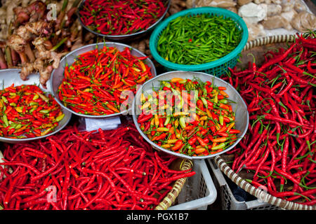 I peperoncini freschi per la vendita in un mercato sulla Isola di Bangka, Indonesia. Foto Stock