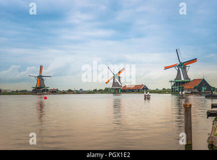 Autentica Zaandam mulini sul canale di acqua nel villaggio di Zaanstad. Zaanse Schans mulini a vento e famosi canali olandesi, l'Europa. Foto Stock