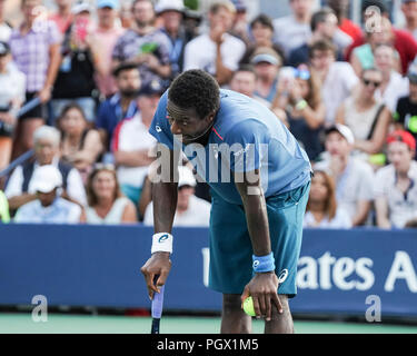 New York, Stati Uniti. 28 Agosto, 2018. Gael Monfils di Francia reagisce durante l'US Open 2018 1° round match contro Facindo Bagnis di Argentina presso l'USTA Billie Jean King National Tennis Center Credito: Lev Radin/Pacific Press/Alamy Live News Foto Stock