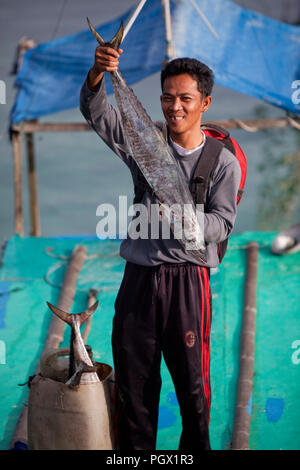 Fisherman celebra la mattina la cattura, Belitung Island, Indonesia. Foto Stock