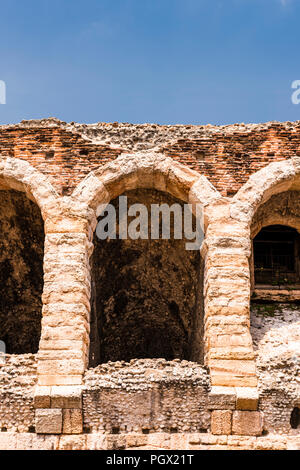 Anfiteatro romano (Anfiteatro Arena) archi in Piazza Bra a Verona, Italia Foto Stock