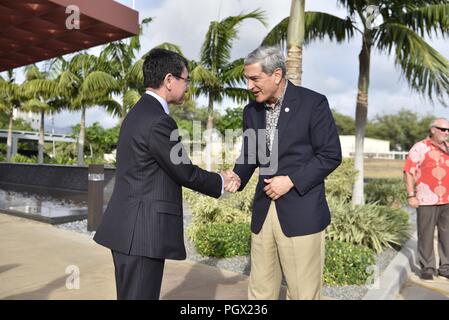 Il Ministro degli Esteri del Giappone, Taro Kono stringono le mani con la difesa POW/mia agenzia di contabilità (DPAA) direttore Kelly McKeague a base comune Harbor-Hickam perla, Hawaii, Agosto 22, 2018. Immagine cortesia Tech. Sgt. Kathrine Dodd / Difesa POW/mia agenzia di contabilità. () Foto Stock