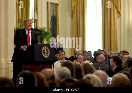 Presidente Trump parlando alla Medal of Honor cerimonia per gli Stati Uniti Air Force Tech, Agosto 22, 2018. Sgt. John Chapman alla Casa Bianca di Washington, D.C. Immagine cortesia Wayne Clark / Segretario della Air Force affari pubblici. () Foto Stock