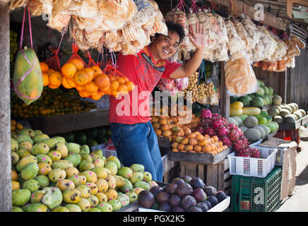 Fornitore di frutta sulla Isola di Bangka, Indonesia. Foto Stock