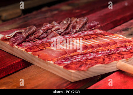 Gourmet piastra in legno del prosciutto Serrano jamon e salsiccia in Spagna Foto Stock