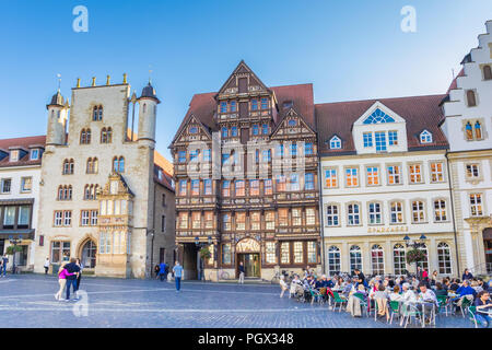 Persone bere e mangiare presso la piazza del mercato centrale di Hildesheim, Germania Foto Stock