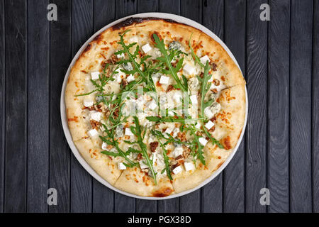 Vista superiore della pizza con diversi tipi di formaggio con rucola Foto Stock