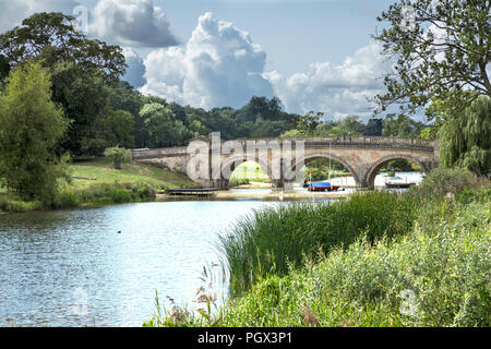 Lionbridge di Capability Brown a Burghley House , Stamford, Lincolnshire, Inghilterra Foto Stock