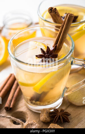 Hot tè allo zenzero con il limone, miele e spezie. Foto Stock