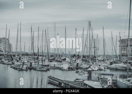 A Coruña, Galizia/ESPAÑA - 03 de abril de 2018 : Barcos en Puerto Marina Foto Stock