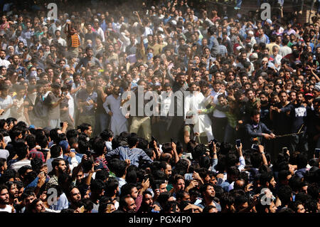 India. Il 29 agosto, 2018. I militanti vengono visualizzati durante il funerale preghiere di Hizb comandante Ahmed Altaf Dar (Kachroo) in Hawoora villaggio del sud del Kashmir quartiere Kulgam Mercoledì, 29 agosto 2018, in indiano Kashmir controllata. Sei persone tra cui due militanti e quattro Jammu e Kashmir personale di polizia sono stati uccisi in diversi incidenti in Anantnag e Shopian in un incontro e militanti attacco rispettivamente. Credito: Umer Asif/Pacific Press/Alamy Live News Foto Stock