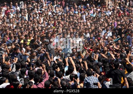 India. Il 29 agosto, 2018. I militanti vengono visualizzati durante il funerale preghiere di Hizb comandante Ahmed Altaf Dar (Kachroo) in Hawoora villaggio del sud del Kashmir quartiere Kulgam Mercoledì, 29 agosto 2018, in indiano Kashmir controllata. Sei persone tra cui due militanti e quattro Jammu e Kashmir personale di polizia sono stati uccisi in diversi incidenti in Anantnag e Shopian in un incontro e militanti attacco rispettivamente. Credito: Umer Asif/Pacific Press/Alamy Live News Foto Stock