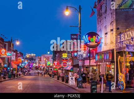 Memphis Beale Street di notte a Memphis, Tennessee, Stati Uniti d'America. Foto Stock